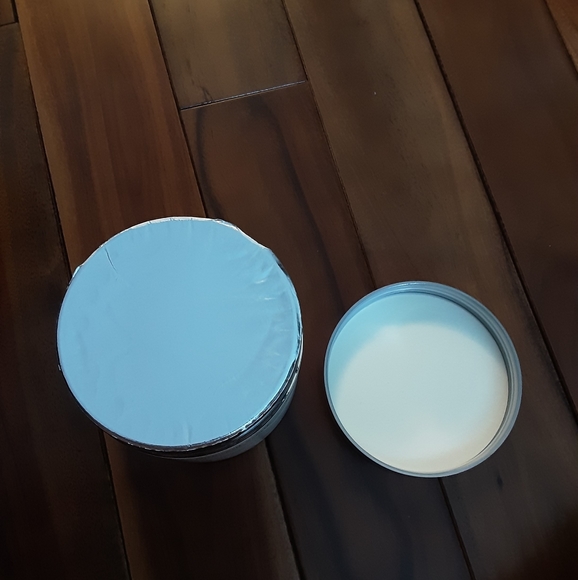 BRAND NEW Champagne charcoal body scrub - Picture 2 of 2